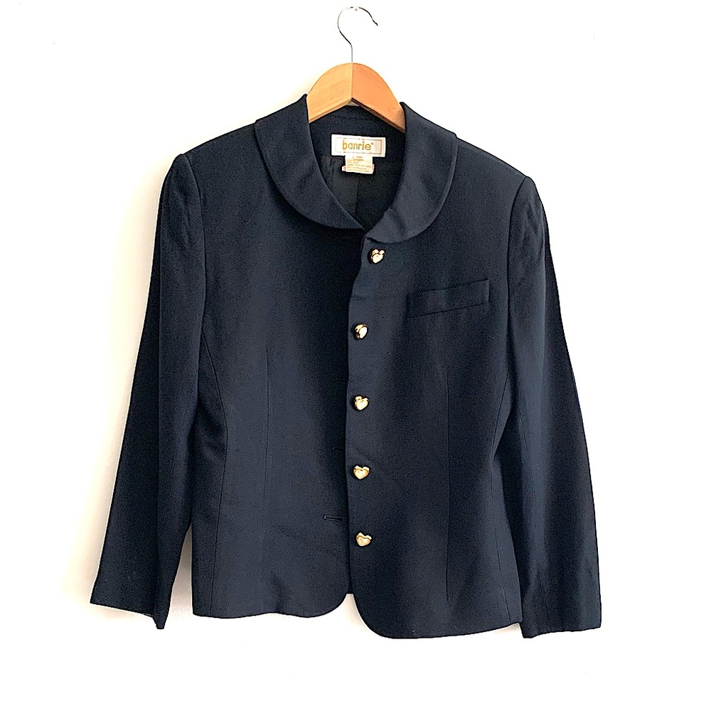 BANRIE - Black Short Blazer!